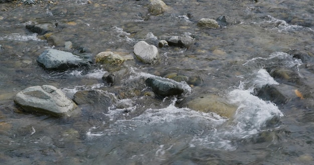 Flussstrom über den Kieselstein