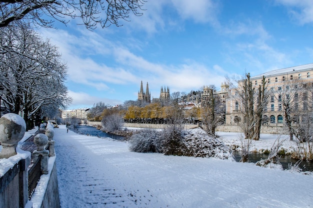 Flussufer der Stadt Brügge mit Schnee bedeckt