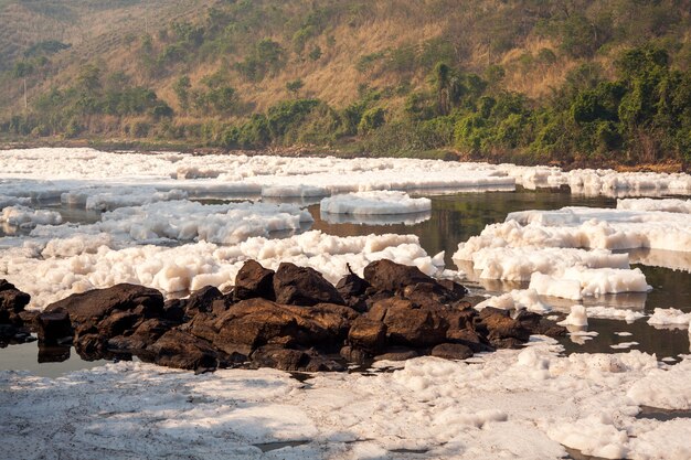 Flussverschmutzung - Schaum im Fluss Tiete in Brasilien