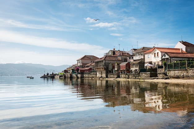 Flut im gut erhaltenen Dorf Combarro in Ponteveda