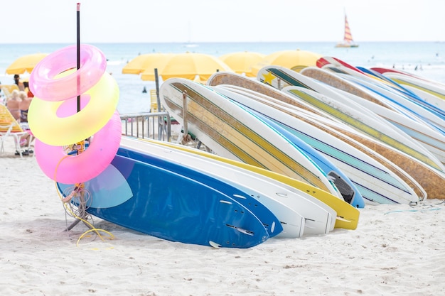 Flutuante e prancha de surf na praia