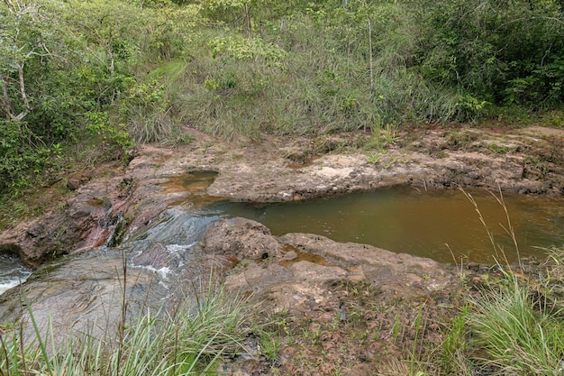 Fluxo com pedras na natureza