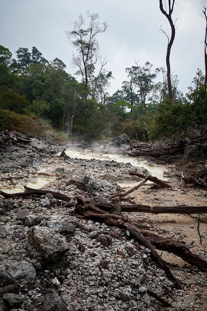 fluxo de água quente da cratera e bela fumaça