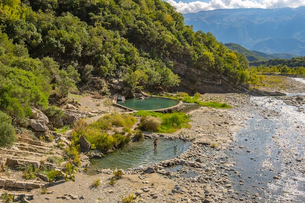 Fluxo de água sulfúrica quente nos banhos termais de Permet, Albânia