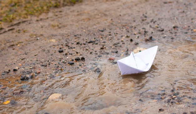 fluxo de barco de papel branco no fluxo primavera