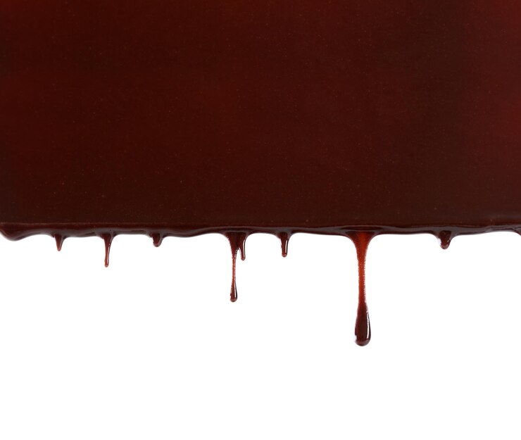 Foto fluxo de chocolate isolado no branco