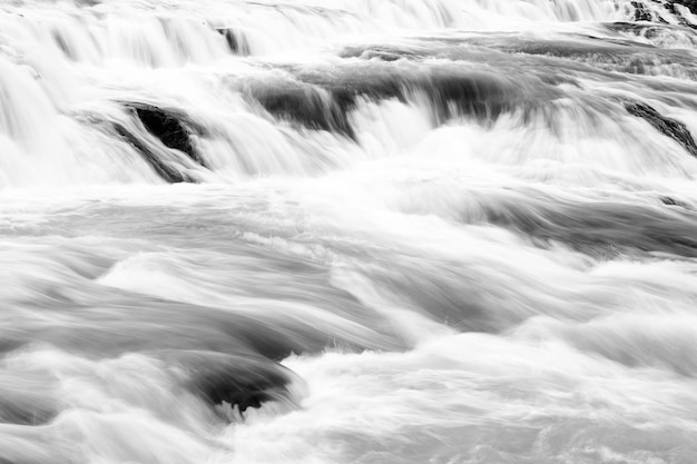 Fluxo de fluxo de água Cachoeira natureza paisagem Conceito de destinos turísticos Cachoeira atração turística popular Rio cachoeira rápida Cachoeira de Gullfoss localizada no rio canyon sudoeste da Islândia
