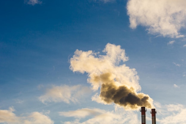 Fluxo de fumaça escura da chaminé da fábrica no distrito industrial