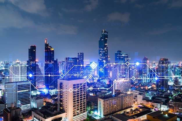 Fluxo de informações holograma vista panorâmica noturna da cidade de Bangkok O maior centro tecnológico da Ásia O conceito de ciência de programação Dupla exposição