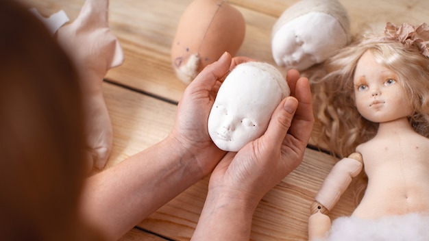 Fluxo de trabalho, mestres em fazer bonecas artesanais.