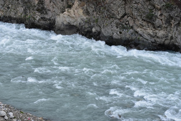 Fluxo do rio através das rochas e montanhas