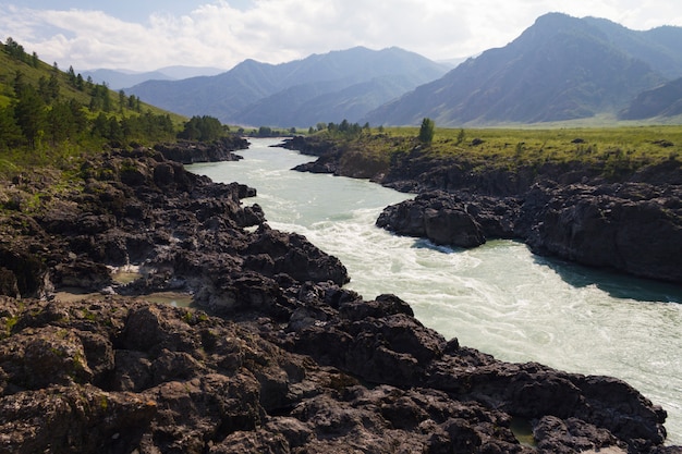 Fluxo do rio de Katun no mointain de Altai.