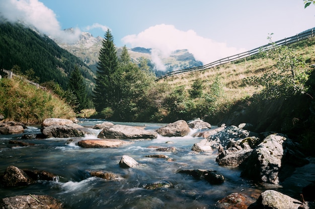 Foto fluxo nas montanhas no