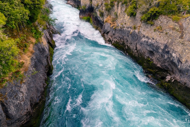 Fluxo poderoso do rio em Huka cai em Taupo, Nova Zelândia