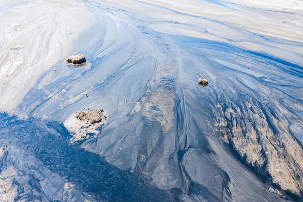 Fluxos de lama em closeup de vista superior de solo arenoso
