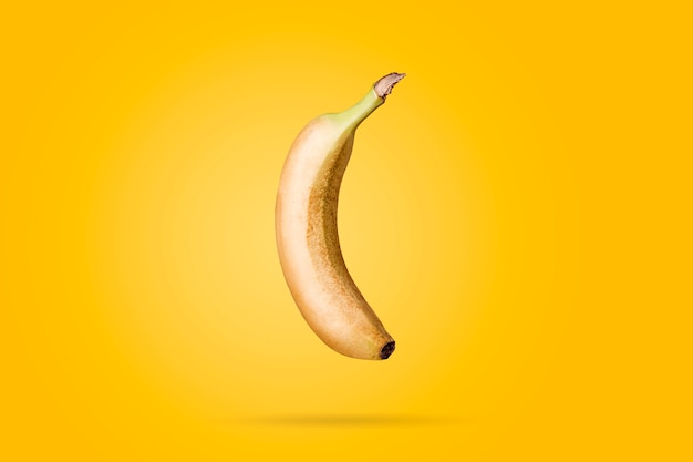 Foto fly banana inteiramente em um fundo amarelo