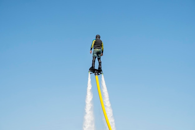 Flyboard Air Vuelo más lejano por hoverboard Flyboard es una máquina aérea para embarcaciones personales que permite la propulsión bajo el agua Hombre volando a bordo