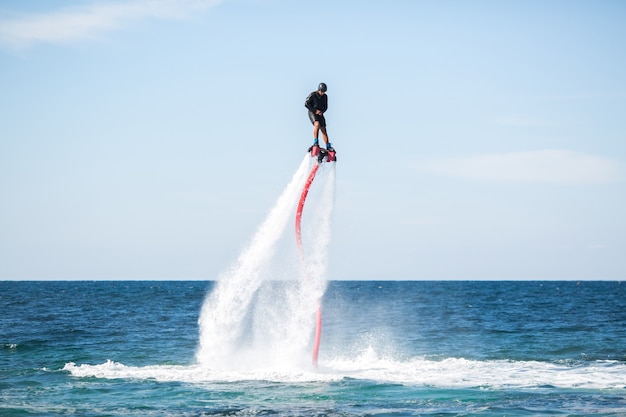 Flyboard-Fahrer im Ozean