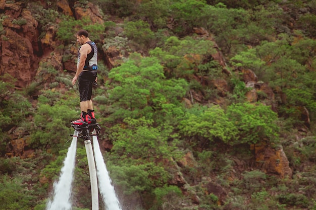 Flyboard no lago durante a festa