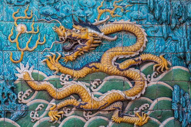Flying dragón imperial amarillo en la pared
