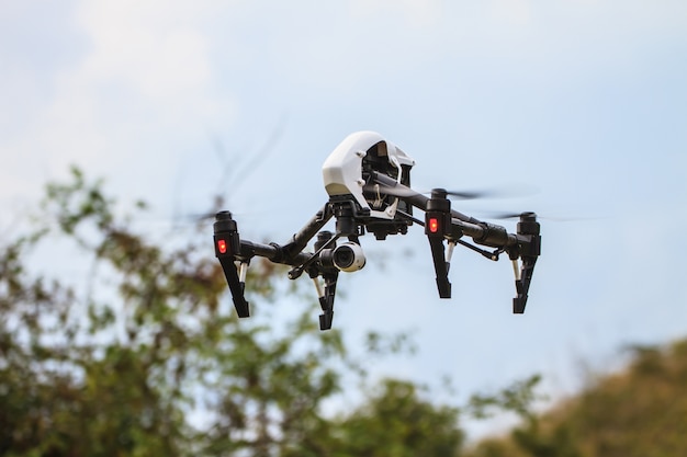 Flying drone en el cielo