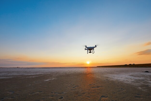 Flying drone sobre un fondo de mar al atardecer