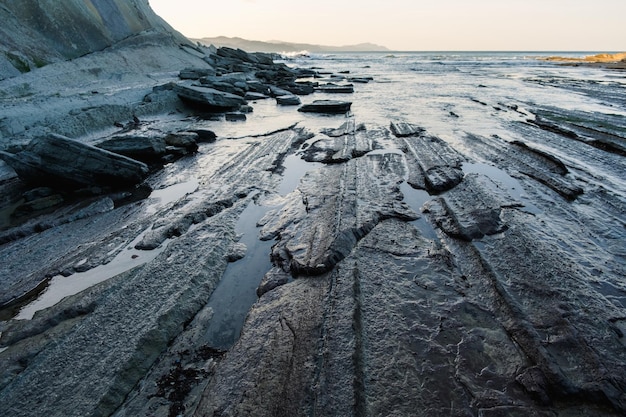 Flysch cerca de la costa vasca de Zumaia hermoso paisaje marítimo natural de rocas sedimentarias