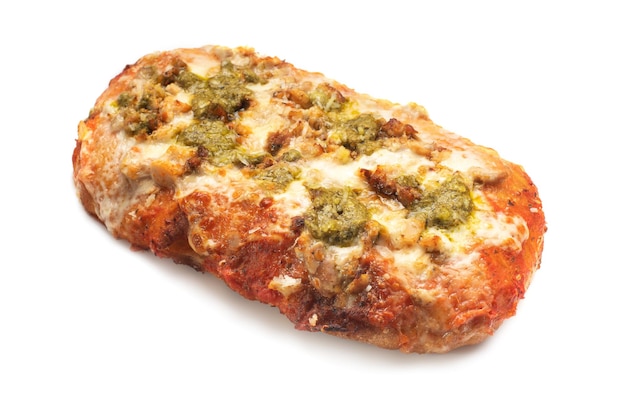 Focaccia assada fresca ou pizza com queijo gorgonzola sobre fundo branco