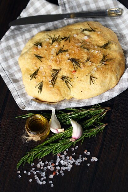 Focaccia casera fresca con sal y romero.