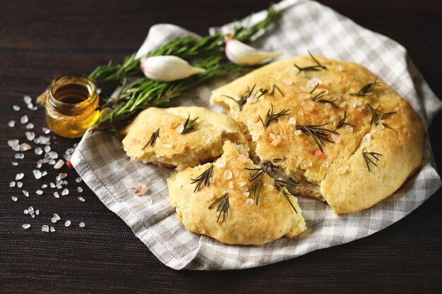 Focaccia casera fresca con sal y romero.