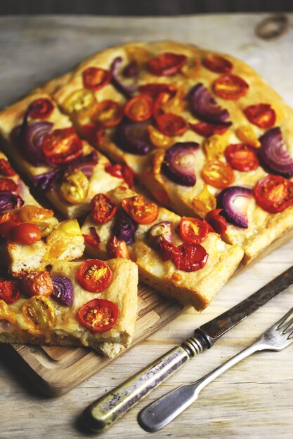 Focaccia casera con tomates cherry y cebolla azul.