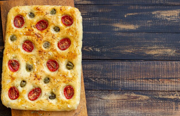 Focaccia com tomate e azeitonas. comida vegetariana. comida italiana.