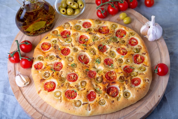 Focaccia com tomate e azeitonas.