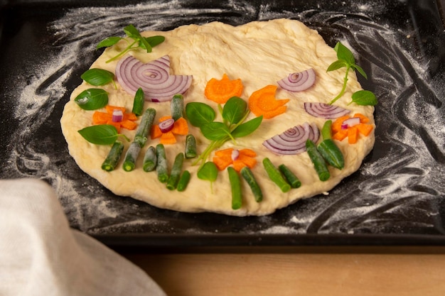 Focaccia de arte de flores caseiras Focaccia crua decorada criativamente com legumes pão italiano