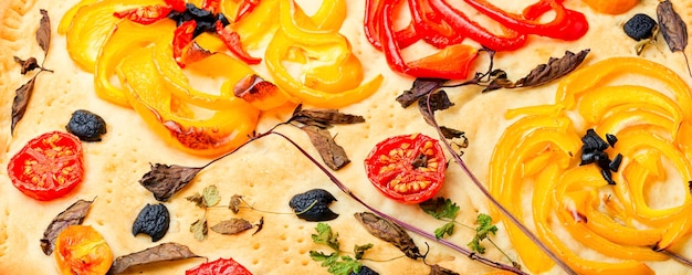 Focaccia italiana caseira com pimentão, tomate, manjericão e azeitonas.