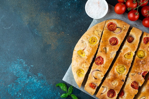 Focaccia italiana caseira vista superior Focaccia com tomate e alho Fundo alimentar