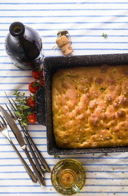 Focaccia italiana e vegetais grelhados na mesa com vinho tinto e ervas aromáticas. menu de verão