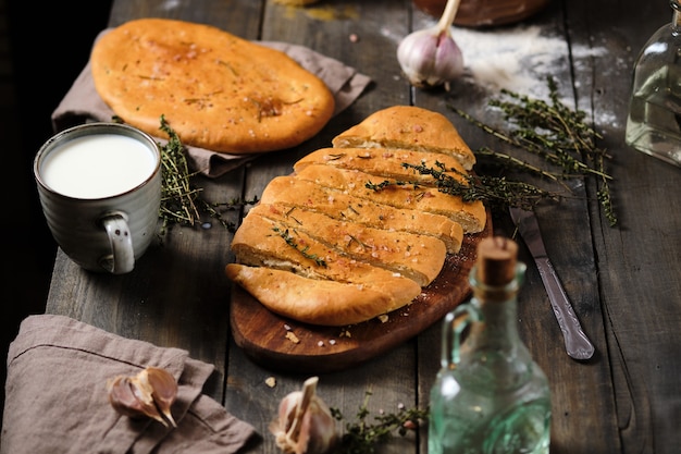 Focaccia italiana con leche para el desayuno. Comida sencilla rural.