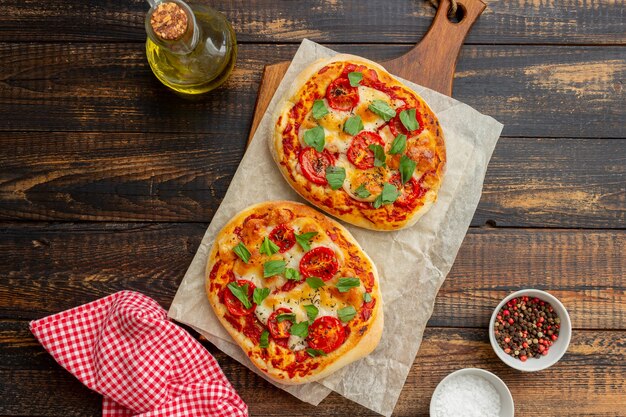 Focaccia italiana o pizza con mozzarella, tomate y albahaca.