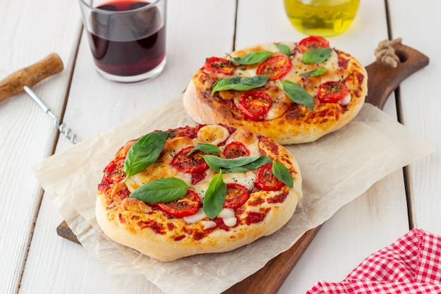 Focaccia italiana ou pizza com mussarela, tomate e manjericão.