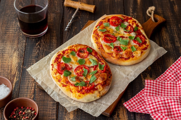 Focaccia italiana ou pizza com mussarela, tomate e manjericão.