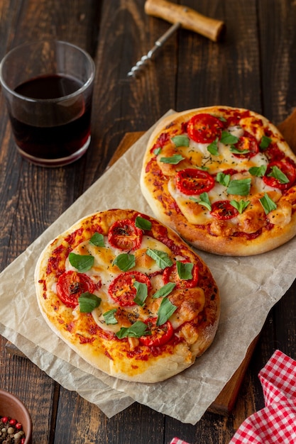 Focaccia italiana ou pizza com mussarela, tomate e manjericão.