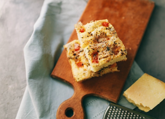 Focaccia italiana tradicional com manjericão e parmesão