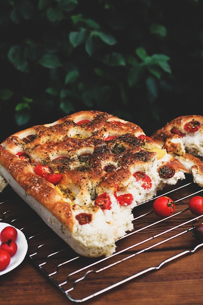 Focaccia. Italienisches Brot. Brot mit Tomaten