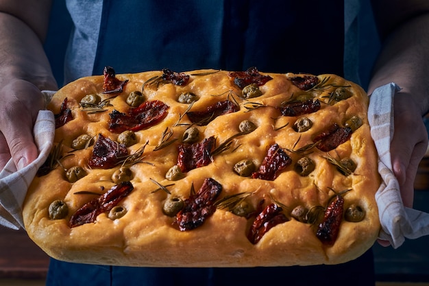 Focaccia klassisches italienisches Brot mit Rosmarin und getrockneten Tomaten