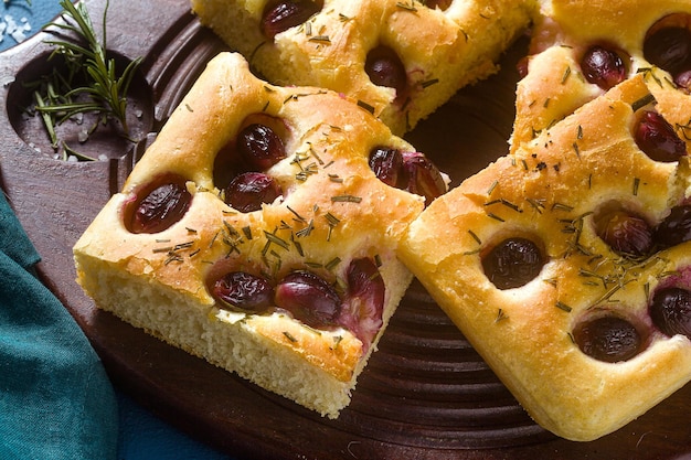 Focaccia mit roten Trauben auf einem blauen Tisch Italienische Küche die perfekte Vorspeise