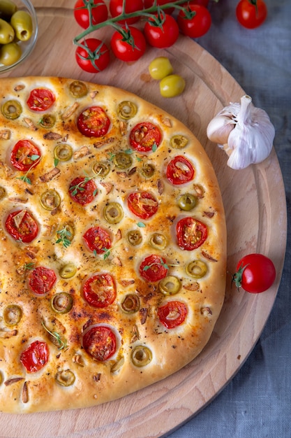 Focaccia mit Tomaten und Oliven.