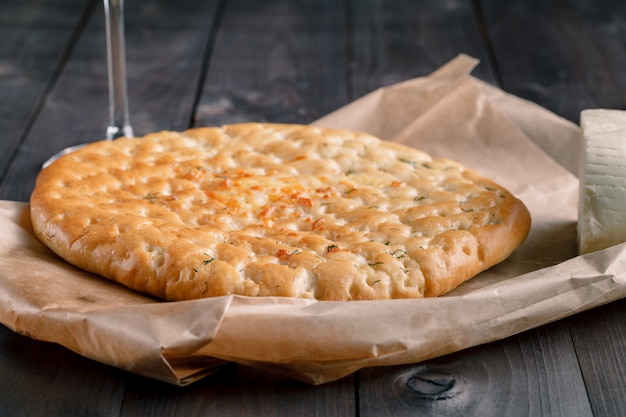 Focaccia pan en la mesa