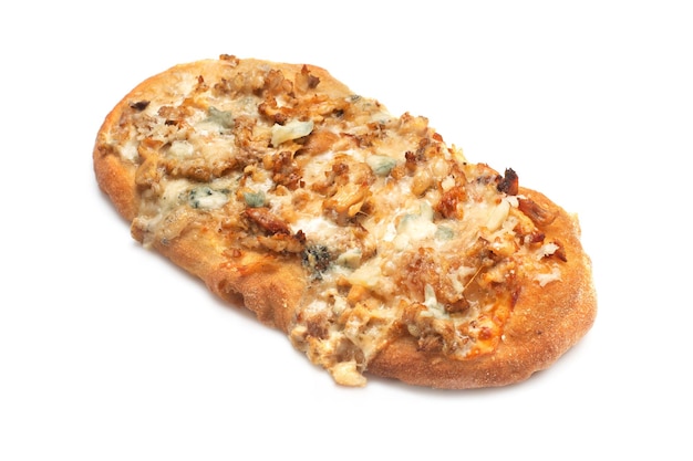 Focaccia recién horneada o pizza con trozos de carne y queso closeup