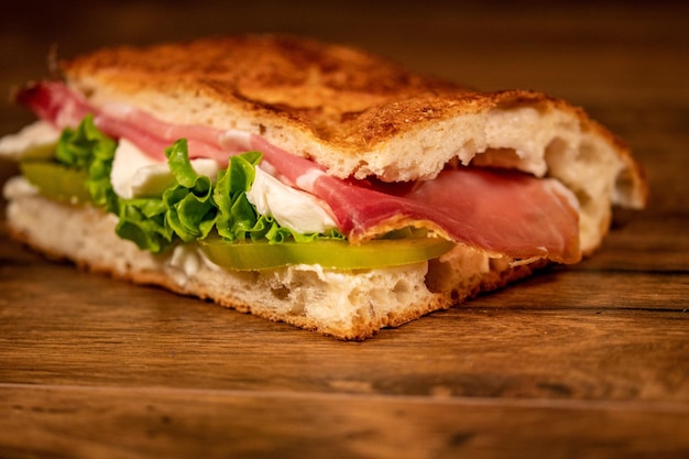 Focaccia rellena de fiambres y verduras